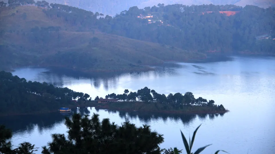 Guwahati-Shillong Highway Paralyzed: Interstate Freight and Commuter Crisis Enters Day Two Following Tensions in Meghalaya